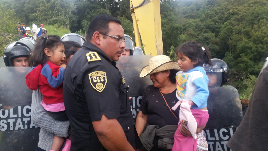 ninos-indigenas-llorando-ante-hostigamiento-y-represion-en-xochicuautla